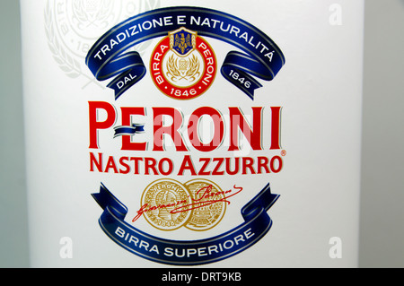 Presentación Caja de cerveza italiana Peroni. Foto de stock