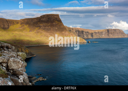 Una vista hacia Ramasaig Waterstein Head y acantilados, Moonen Bay, Isla de Skye, Inner Hebrides (Escocia, Reino Unido, Europa. Foto de stock