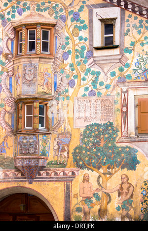 Adán y Eva mural y el rético inscripción en aldea del valle de Engadine Ardez pintados con casas del siglo XVII, Suiza Foto de stock