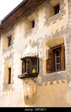 Casa en la aldea de Ardez en el valle de Engadine con viejos edificios del siglo xvii de piedra pintada, Suiza Foto de stock