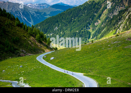 Los ciclistas en el Umbrail Pass que conduce, en el Parque Nacional Suizo, desde Suiza a Italia en los Alpes orientales