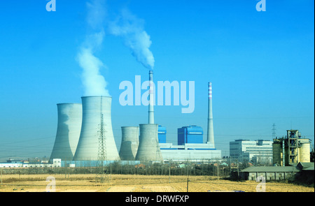 Pipas de la planta de energía térmica contra el cielo azul Foto de stock
