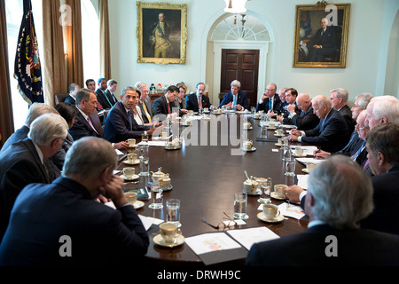 El presidente estadounidense, Barack Obama, se reúne con los miembros del congreso para discutir de Siria en la Sala del Gabinete de la Casa Blanca el 3 de septiembre de 2013 en Washington, DC. Foto de stock