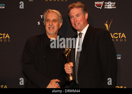 David Roach (L) y Warwick Ross (R) con sus AACTA Award al Mejor Largometraje documental: obsesión roja. Foto de stock