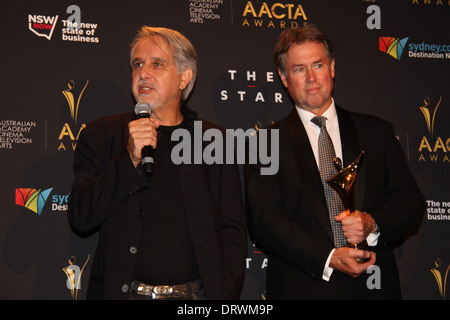 David Roach (L) y Warwick Ross (R) con sus AACTA Award al Mejor Largometraje documental: obsesión roja. Foto de stock
