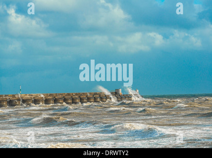 Mares tormentosos rompiendo sobre Brighton Marina, Sussex, Reino Unido Foto de stock