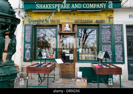 Fachada de la librería Shakespeare and Company, tienda en París, Francia. Foto de stock