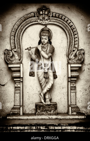 Vieja pintada estatua de Krishna. Adoraban deidad india hindú. En Andhra Pradesh, India. Sepia Foto de stock
