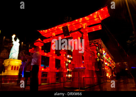 CHIANGMAI-Agosto 27 : "linterna roja" de compuerta en Tailandia Lantern Festival Internacional el 27 de agosto de 2013 en Chiang Mai. Foto de stock