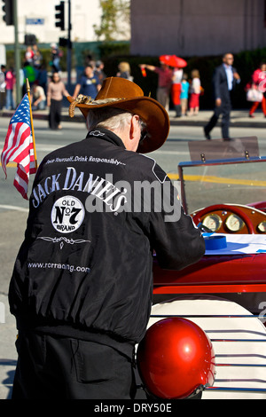 Conductor prepara su coche para el Desfile del Año Nuevo Chino Caravana en Chinatown, Los Ángeles. Foto de stock