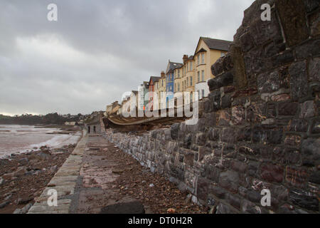 Dawlish, Devon, Reino Unido. El 5 de febrero de 2014. Línea ferroviaria dañada en Dawlish. Ondas de marea alta mar rompieron la pared y dañó la pista. Crédito: nidpor/Alamy Live News Foto de stock
