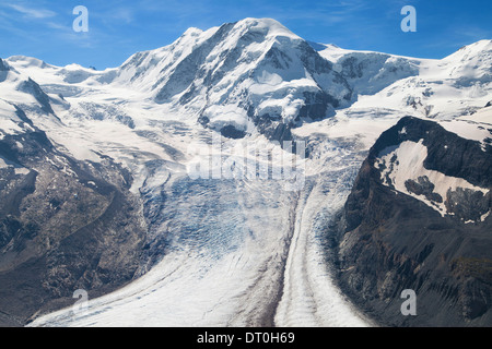 Cumbre Grenz Lyskamm y glaciar de los Alpes Suizos. Foto de stock