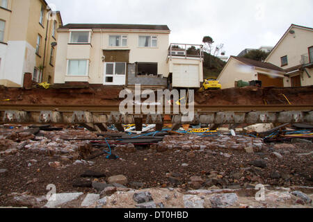 Dawlish, Devon, Reino Unido. El 5 de febrero de 2014. Línea ferroviaria dañada en Dawlish. Ondas de marea alta mar rompieron la pared y dañó la pista. Crédito: nidpor/Alamy Live News Foto de stock