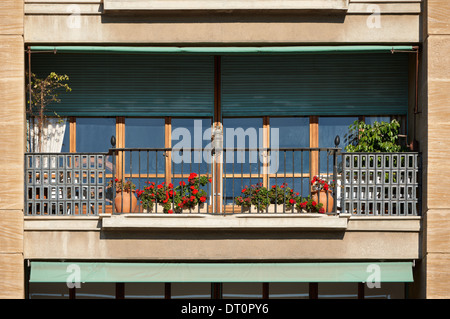 Detalle de la arquitectura clásica, balcón desde el sur de Francia, Riviera Francesa Foto de stock