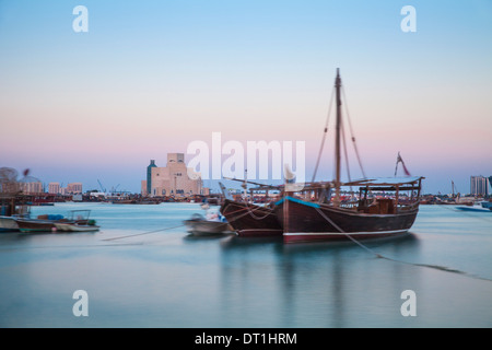 Los barcos en la Bahía de Doha y el Museo de Arte Islámico, Doha, Qatar, Oriente Medio