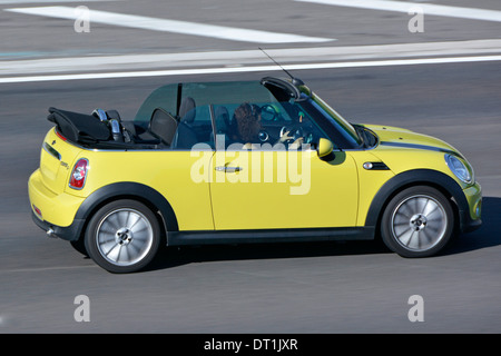 Dos puertas BMW Mini Cooper descapotable coche convertible con la mujer la conducción en autopista autopista M25 Essex, Inglaterra