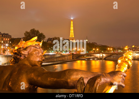 La vista desde el puente Alexandre III a lo largo del río Sena, París, Francia, Europa