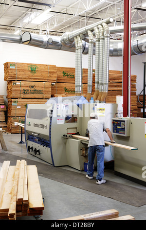 Unión que trabaja con fresadora vertical . Elaboración de productos de  madera con fresadora vertical en taller Fotografía de stock - Alamy