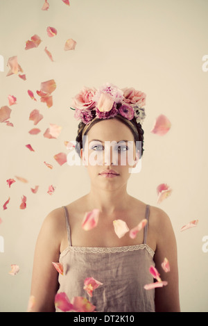 Retrato de mujer joven portando flores