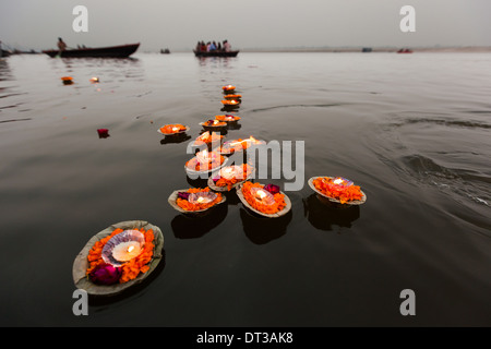 Velas flotando en el río Ganges, Varanasi, India Foto de stock