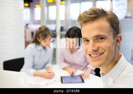 Hombre de negocios reunion office desk colegas smil