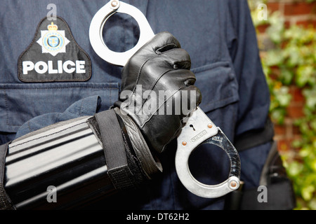 Ley y Orden, Crimen, Policía, Detalle de oficiales de policía cinturón con  esposas, etc Fotografía de stock - Alamy