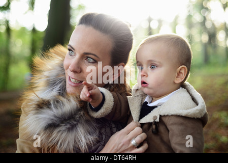 Madre sosteniendo niño masculino en Woodland Park