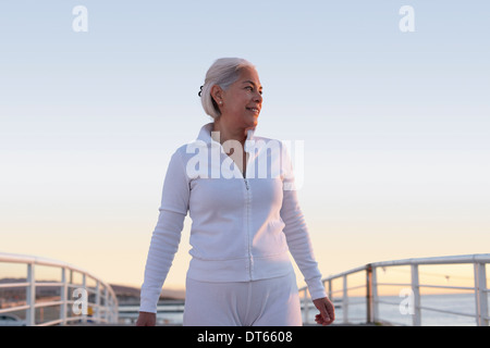 Mujer madura en ejercicio caminando Foto de stock