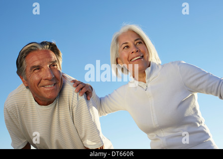 Retrato de pareja feliz al aire libre