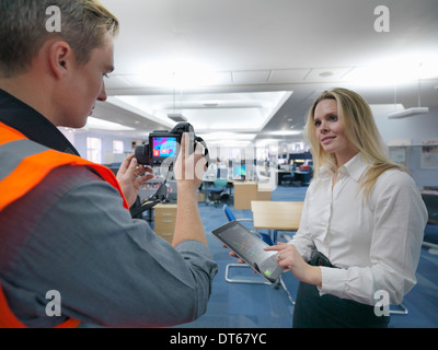 Los trabajadores de la oficina de tomar imágenes en el infrarrojo térmico en la oficina para verificar la eficiencia térmica