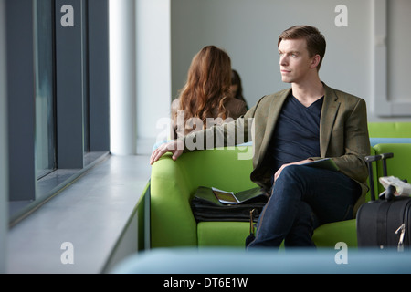 Joven en la sala de embarque