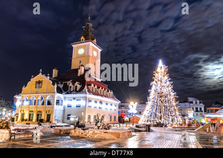 Brasov, Rumania. Plaza del Consejo y el Arbol de Navidad. Casco histórico medieval plaza del centro de la ciudad de Brasov, en el día de Navidad.