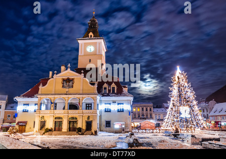 Brasov, Rumania. Plaza del Consejo y el Arbol de Navidad. Casco histórico medieval plaza del centro de la ciudad de Brasov, en el día de Navidad.
