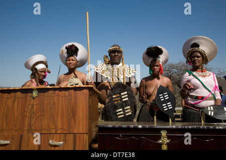 Zulu esposo Milton Mbele contrae matrimonio con sus cuatro novias ...