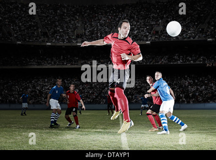 Jugador de fútbol saltando en el campo