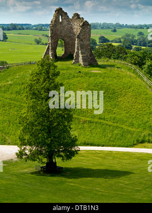 Ruinas de la torre de castillo Tutbury en Staffordshire Inglaterra parte arruinado Castillo medieval listado como grado 1, propiedad del ducado de Lancaster Foto de stock