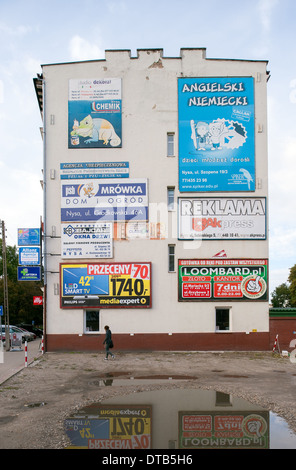 Nysa, Polonia, la pared de la casa con diversos carteles publicitarios