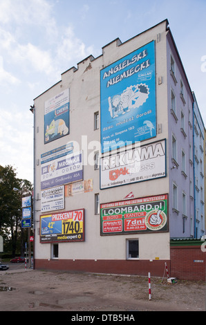 Nysa, Polonia, la pared de la casa con diversos carteles publicitarios