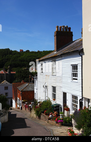 Blanco weatherboarded pintorescas casas del casco antiguo de la ciudad, Hastings, East Sussex, Inglaterra Foto de stock