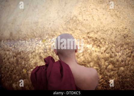 Un monje budista reza en la Pagoda de Kyaiktiyo 'Golden Rock' en el estado de Mon Kyaiktiyo, Myanmar, Sábado, 11 de mayo de 2013. Foto de stock