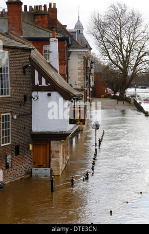 York, Reino Unido 16 de febrero de 2014. Nivel de inundación en el Queens Staith en York durante los últimos efectos del clima en todo el Reino Unido. Foto de stock