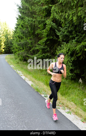 Mujer atleta entrenamiento para carrera de maratón correr al aire libre en campo Foto de stock