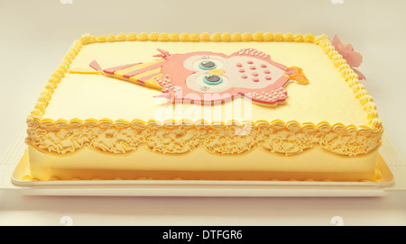 Amarillo pastel de cumpleaños con rosa búho de azúcar en la parte superior  Fotografía de stock - Alamy