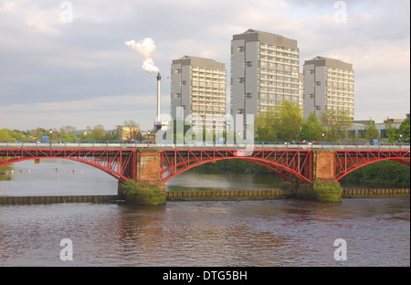 Weir de marea en el río Clyde en apartamentos altos en el Gorbals en Glasgow, Escocia Foto de stock