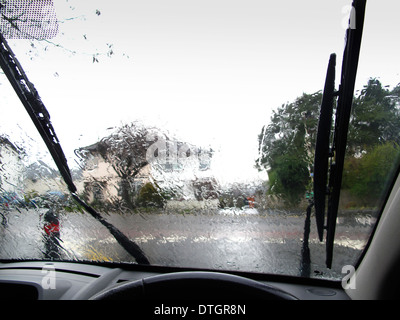 Ver a través de la lluvia empapó coche parabrisas Foto de stock
