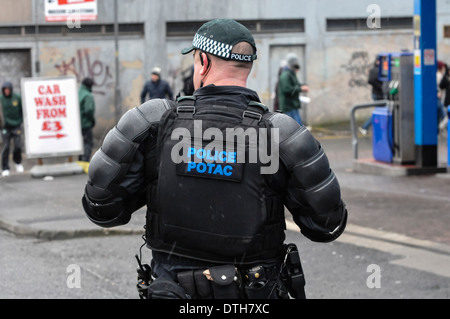 Servicio de Policía de Irlanda del Norte PSNI Orden Público Asesor táctico (POTAC) ropa Foto de stock