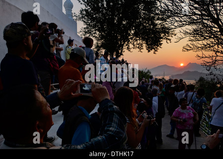 Los turistas observar y fotografiar la puesta de sol sobre el río Mekong desde la cima de la colina Phousi, Luang Prabang, Laos. Foto de stock