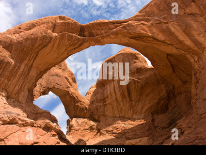 Doble arco natural de roca situada en el Parque Nacional de Arches, EE.UU.