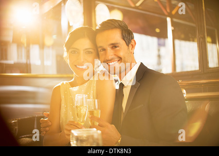 Dos copas de champaña de tostado en restaurante. Foto de stock