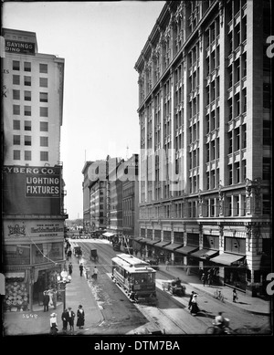 Vista de la calle sexta mirando al este de Broadway, Los Angeles, ca.1900-1920 Foto de stock
